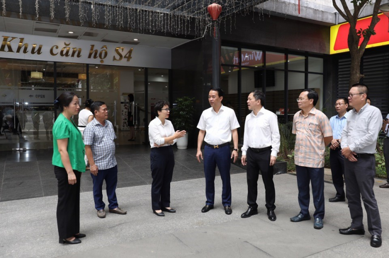 Ban Đô thị HĐND thành phố Hà Nội khảo sát công tác quản lý nhà chung cư trên địa bàn. Ảnh V. Hà